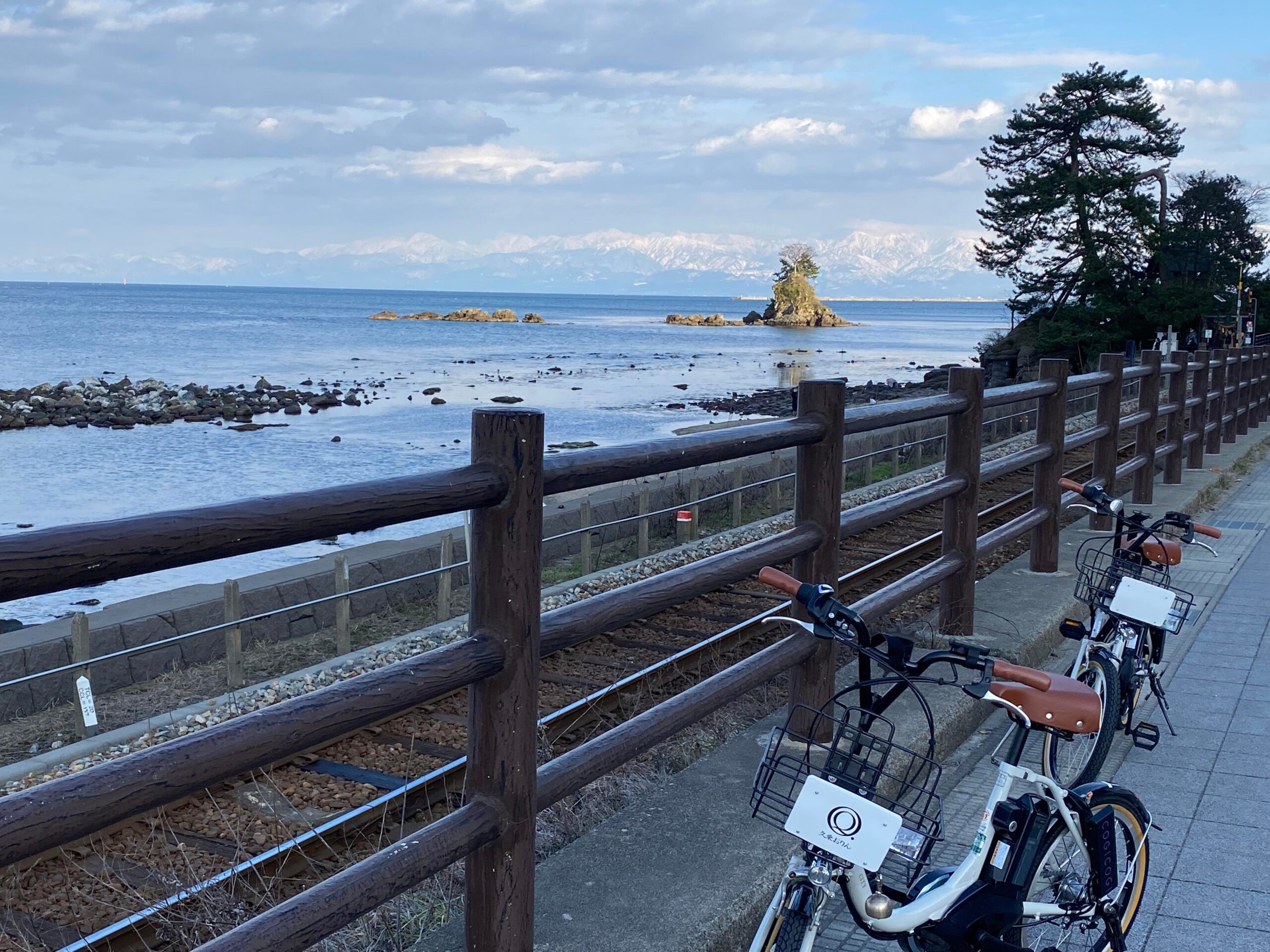 雨晴海岸の前に停めた自転車2台